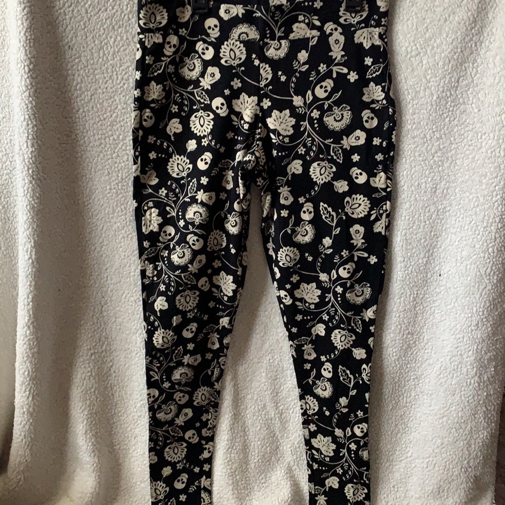 Torrid leggings floral skull design Size 0 (12)